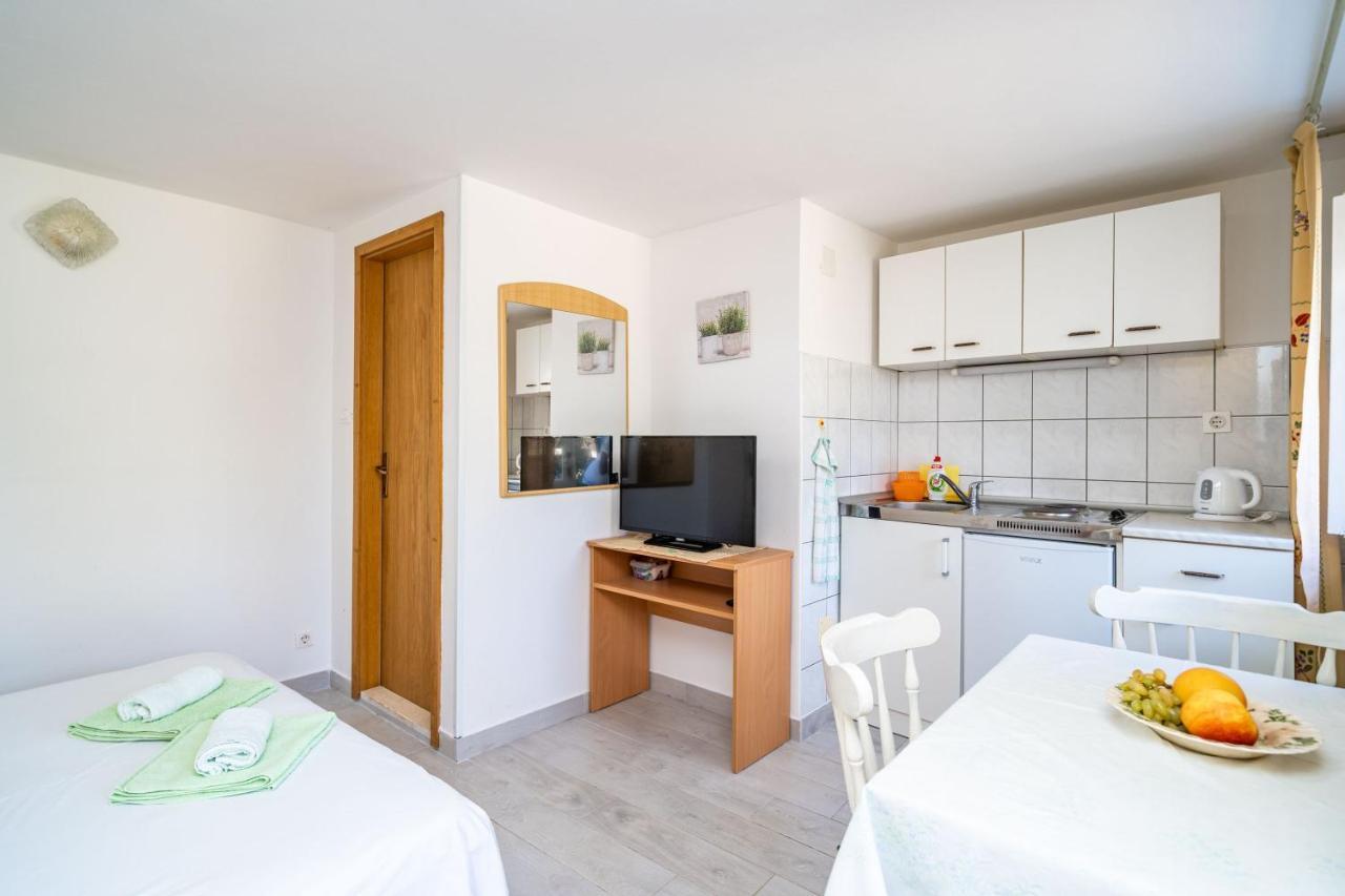Apartments Lidija Затон Екстериор снимка